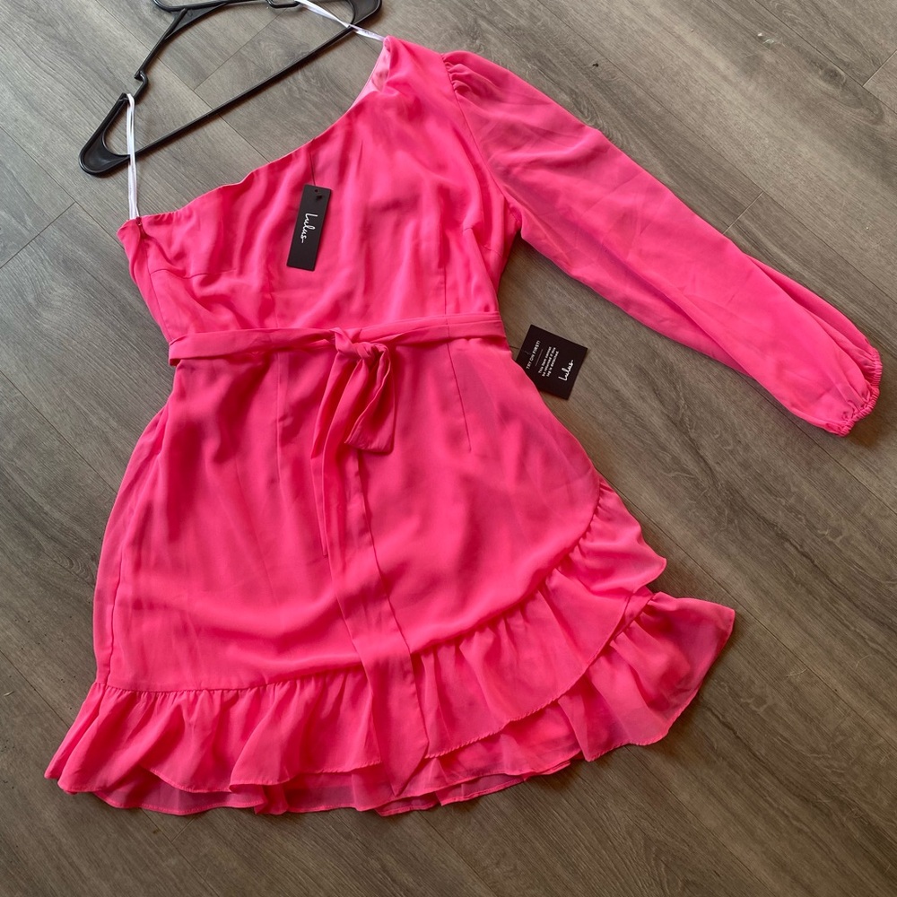 Lulus New with tags size XL Short Asymmetrical dress with long sleeve & tie